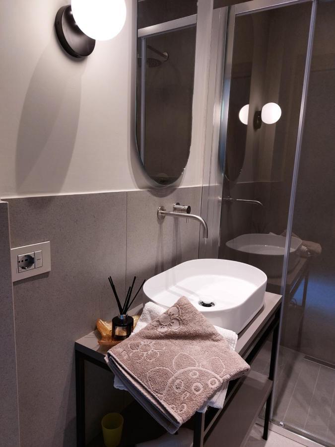 The 6 Apartments Римини Екстериор снимка