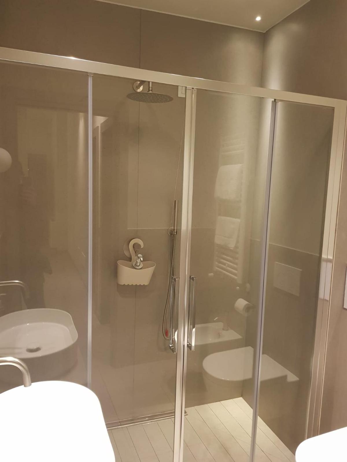 The 6 Apartments Римини Екстериор снимка