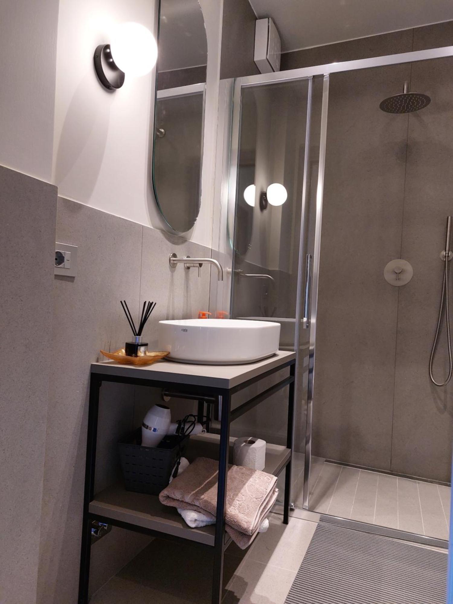 The 6 Apartments Римини Екстериор снимка